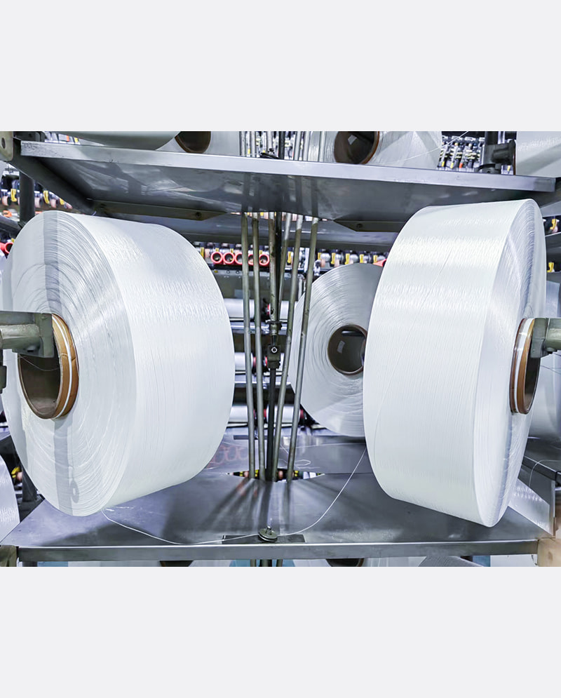 Каково широкое применение цельнотянутой пряжи в моде и промышленности?